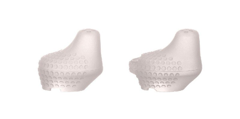 Dos puntas de audífonos blancas, aisladas sobre fondo blanco.