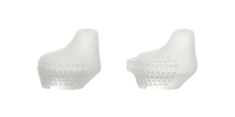 Dos puntas de auriculares blancas con diseño de panal, aisladas sobre blanco.