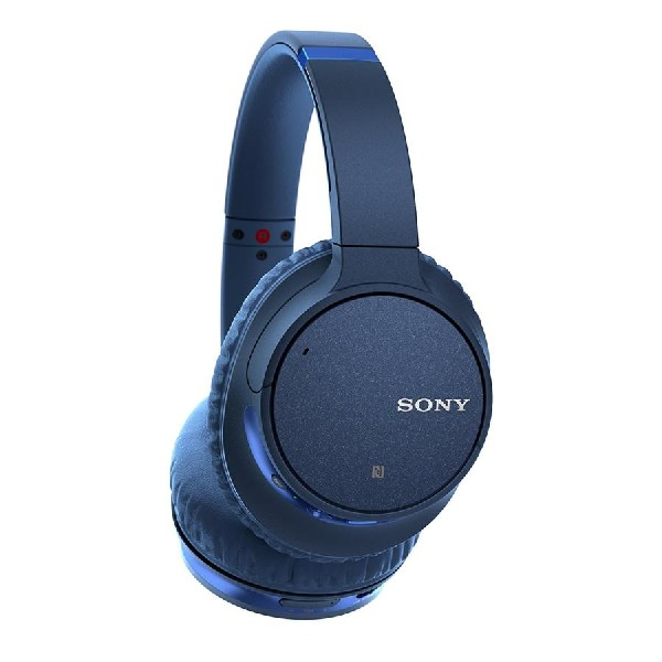 Auriculares inalámbricos Sony azul marino sobre un fondo blanco.
