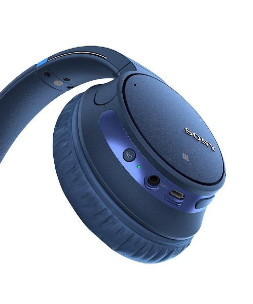 Auriculares Sony azules, en ángulo, con controles laterales y fondo blanco claro.