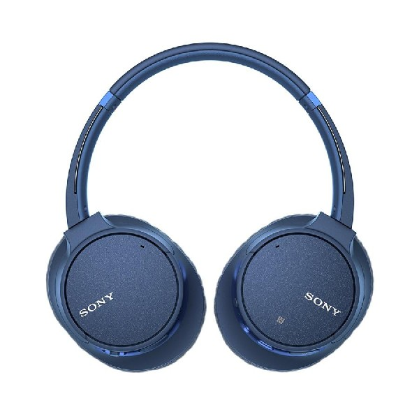Auriculares Sony azules con el logotipo de Sony en los auriculares.