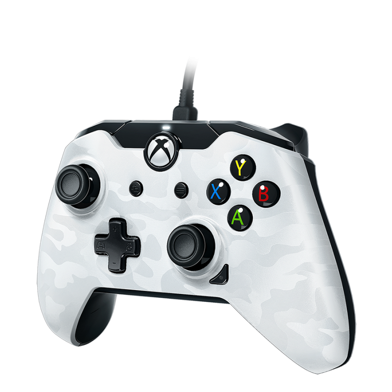 Mando Xbox de camuflaje blanco. Cuenta con botones negros y un cable negro.