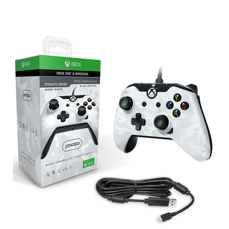 Caja del controlador Xbox One y controlador. Diseño de camuflaje blanco, con un cable negro.
