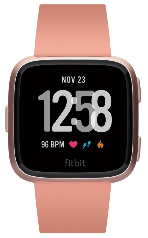 Smartwatch Fitbit Versa en oro rosa con pantalla negra que muestra la hora y estadísticas de salud.