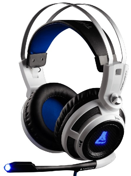 Auriculares para juegos blancos y negros con micrófono iluminado en azul. Aislados sobre blanco.