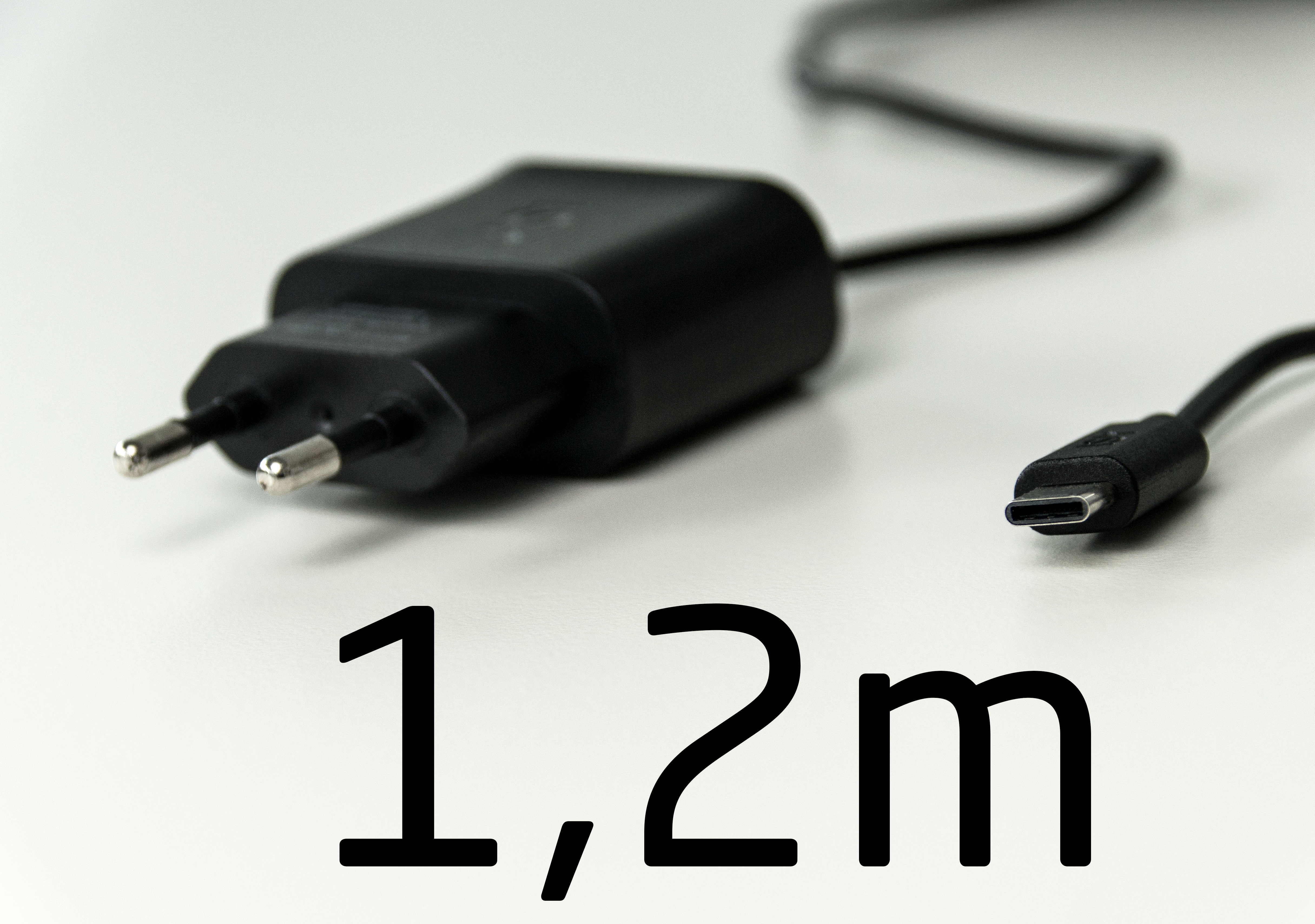 Schwarzes Telefonladegerät mit 1,2 m Text auf der Oberfläche.