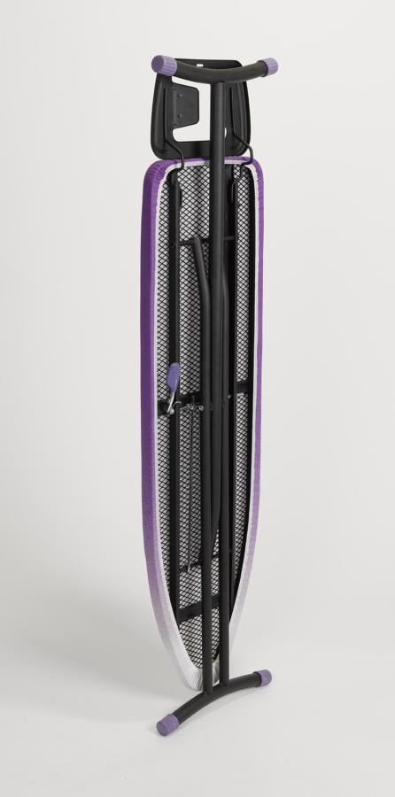 Tabla de planchar plegada con funda morada y marco negro, de pie.