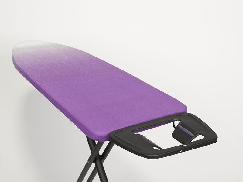 Tabla de planchar morada. Soporte negro. La superficie de planchado es un degradado morado.
