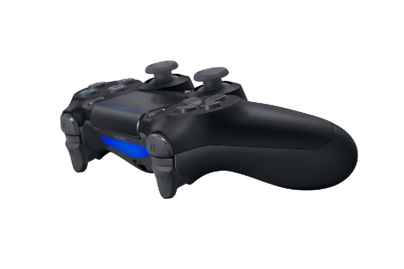 Mando de PlayStation negro, vista lateral, sobre fondo blanco.