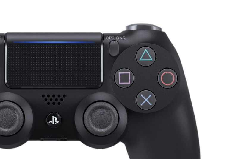 Primer plano de un mando negro de Playstation 4 con botones: triángulo, círculo, cruz, cuadrado, opciones.