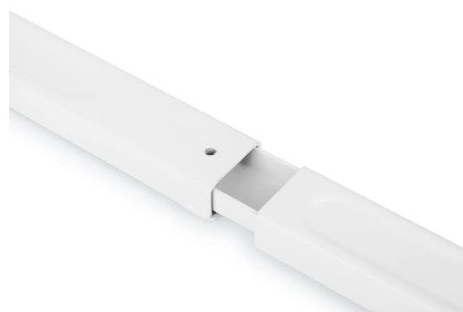 Secciones de cubierta de plástico blanco conectadas. Uno tiene un agujero. Fondo claro.