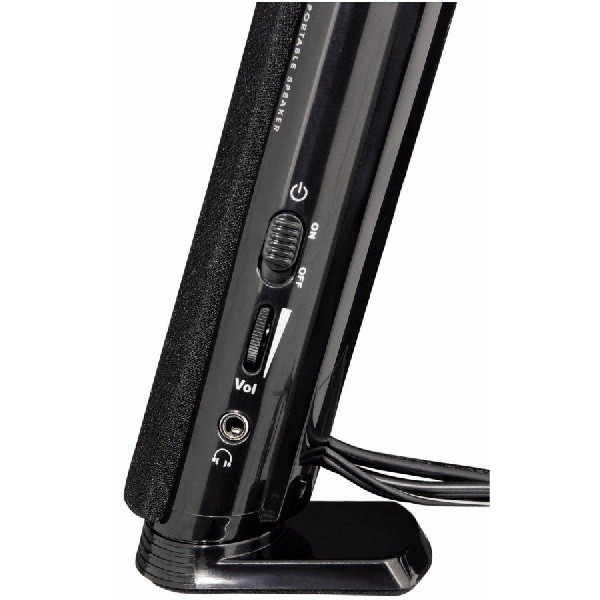 Un altavoz portátil negro con una perilla de volumen, botón de encendido y conector para auriculares.