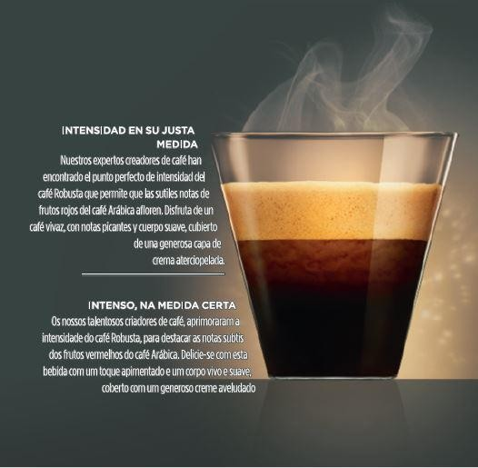 Un vaso de espresso con una capa gruesa de espuma y una capa de café más oscura debajo.