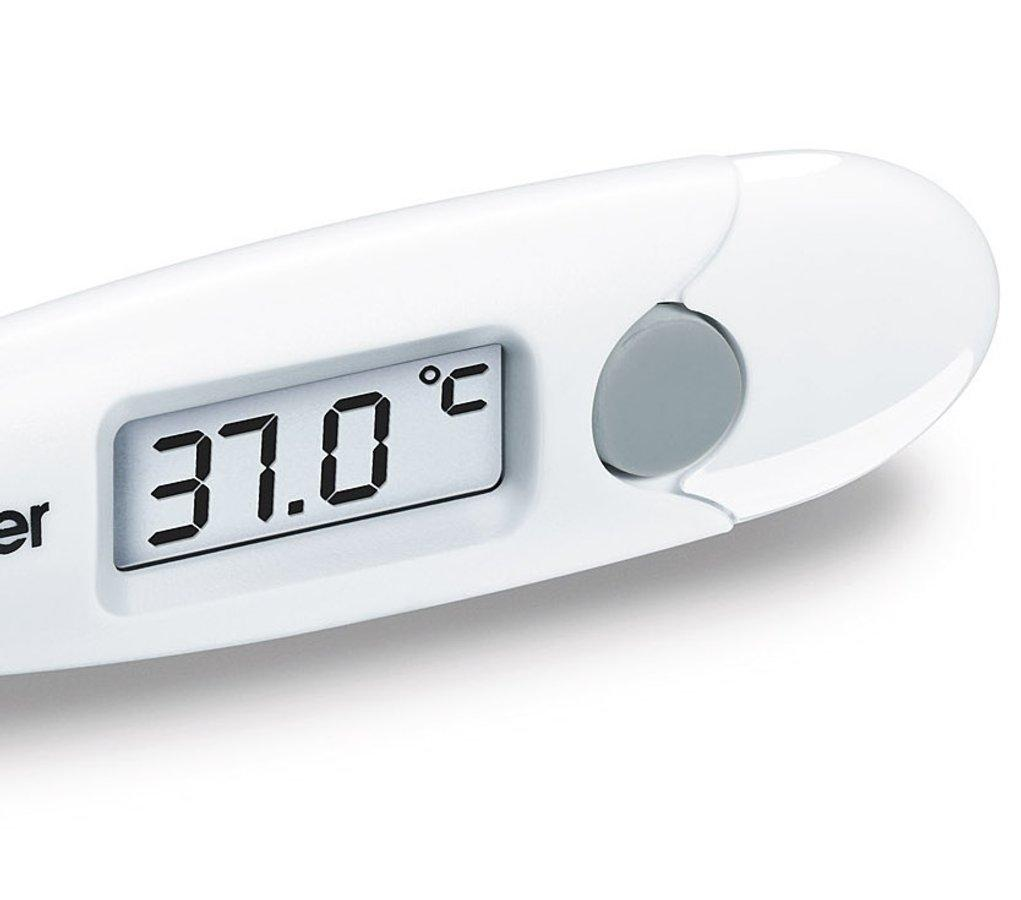 Un termómetro digital blanco que muestra 37.0 grados Celsius.