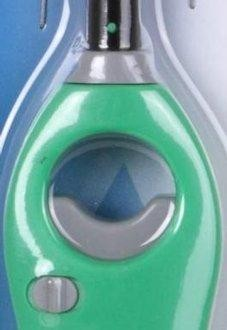 Primer plano del botón y la rueda de un encendedor verde.