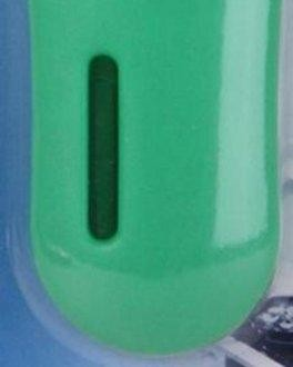 Un cilindro de color verde con una línea vertical oscura que baja por el medio. Es una toma de cerca.