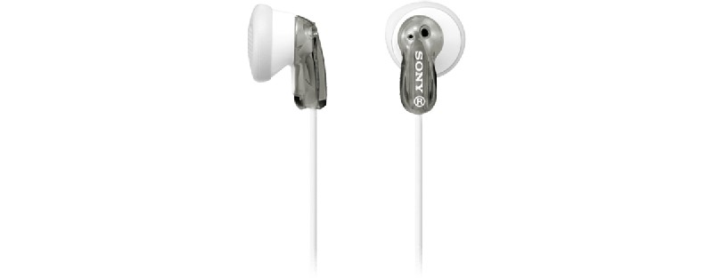Par de auriculares blancos y grises con cables blancos. La marca "SONY" está en un auricular.