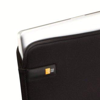 Funda negra para portátil con etiqueta Case Logic. Se ve la esquina de un portátil.