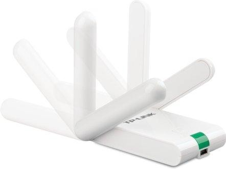 Una antena Wi-Fi TP-Link blanca con múltiples antenas ajustables.