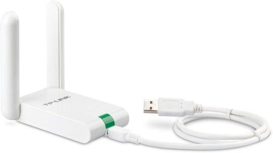 Adaptador WiFi TP-Link blanco con antenas. Cable USB blanco. Fondo blanco.