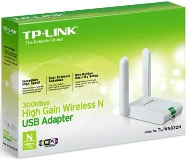 Una caja de adaptador USB blanca con antenas, etiquetada como '300Mbps High Gain Wireless N USB Adapter'.