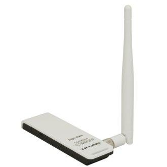 Adaptador Wi-Fi TP-Link blanco con una antena larga. Está sobre un fondo blanco.