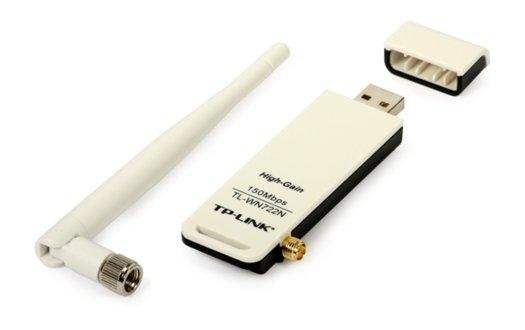Un adaptador Wi-Fi de alta ganancia TP-LINK blanco con antena y conector USB.