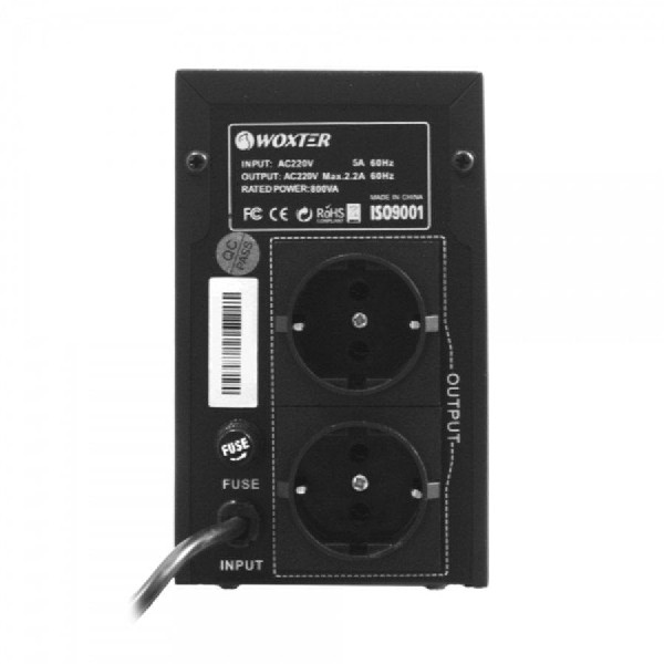 Adaptador de corriente Woxter negro con dos enchufes, un fusible y etiquetas traseras.