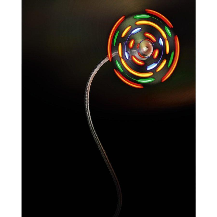 Un ventilador USB con luces coloridas. Tiene un cuello flexible y está contra un fondo oscuro.