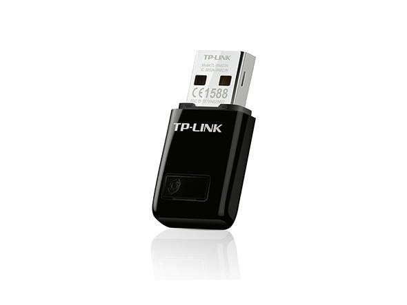 Adaptador WiFi USB TP-Link negro, enchufado.