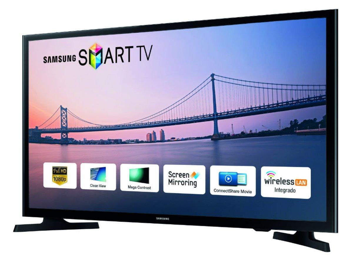 Samsung Smart TV que muestra una escena de puente. Tiene iconos de funciones.
