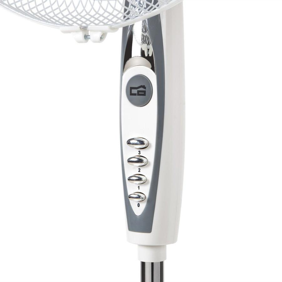 Ventilador de pie blanco y gris con pantalla digital y ajustes de velocidad numerados.