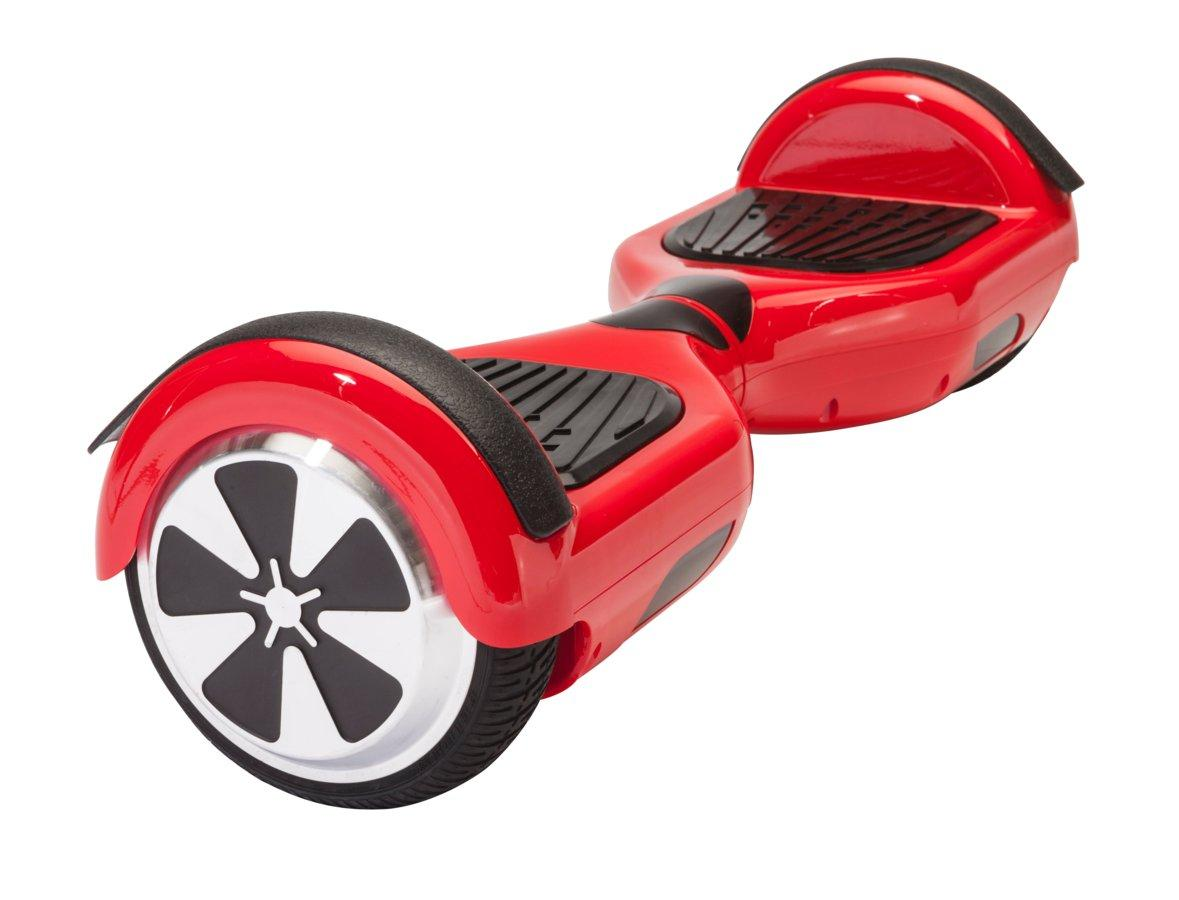 Hoverboard rojo. Dos ruedas, reposapiés negros y cuerpo rojo. Aislado sobre fondo blanco.