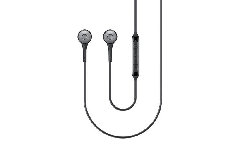 Auriculares internos negros con un control y un fondo blanco.