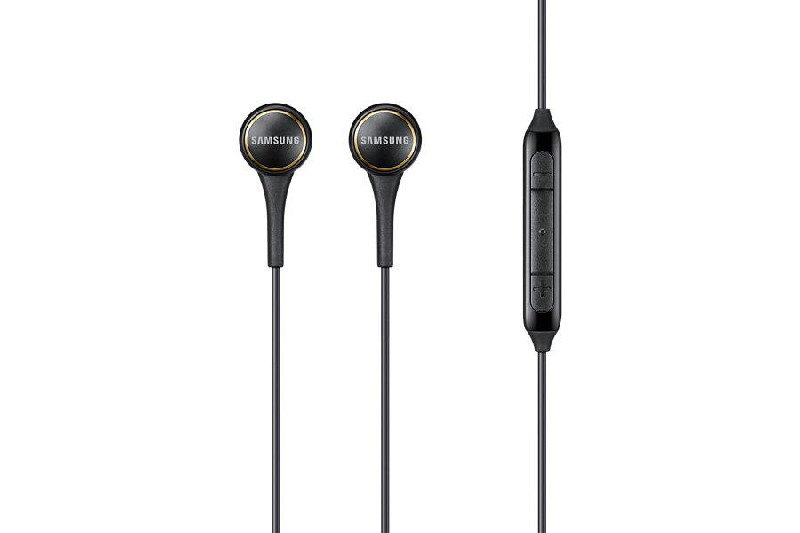 Auriculares Samsung negros con mando y detalles dorados sobre fondo blanco.