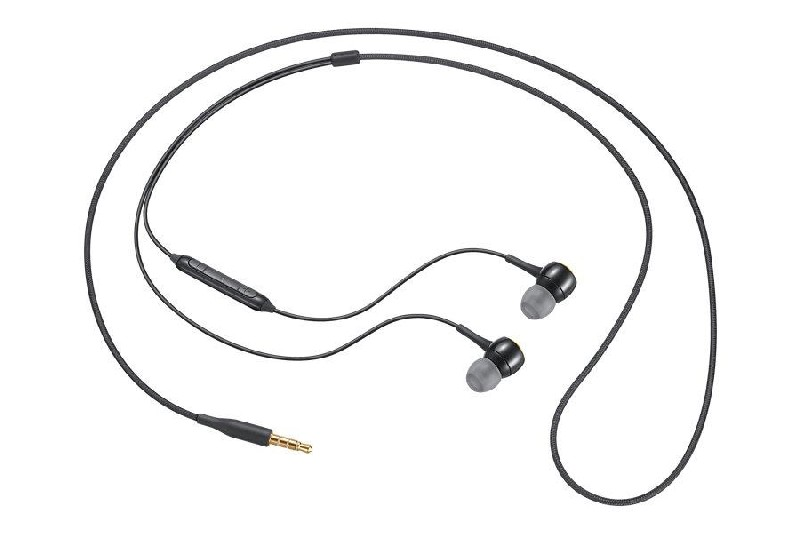Auriculares internos negros con micrófono y conector de 3,5 mm.