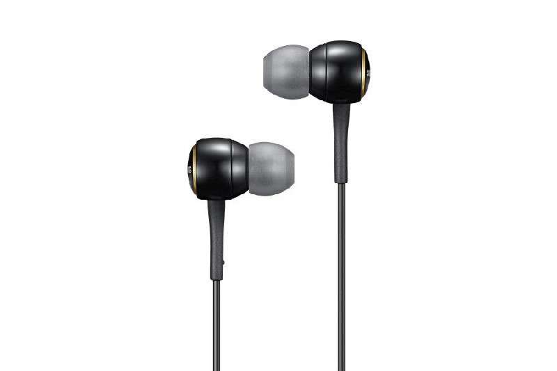 Auriculares: negros con puntas grises, cable negro. Aislados sobre blanco.