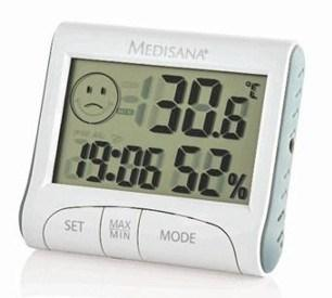Un termómetro digital blanco que muestra temperatura, hora y humedad. Se muestra una cara triste.