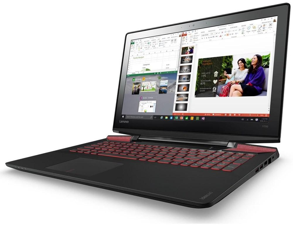 Portátil Lenovo negro con teclado rojo y pantalla mostrando una hoja de cálculo.