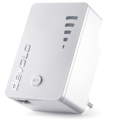 Extensor WiFi Devolo blanco con enchufe e indicadores. Fondo blanco, vista en ángulo.