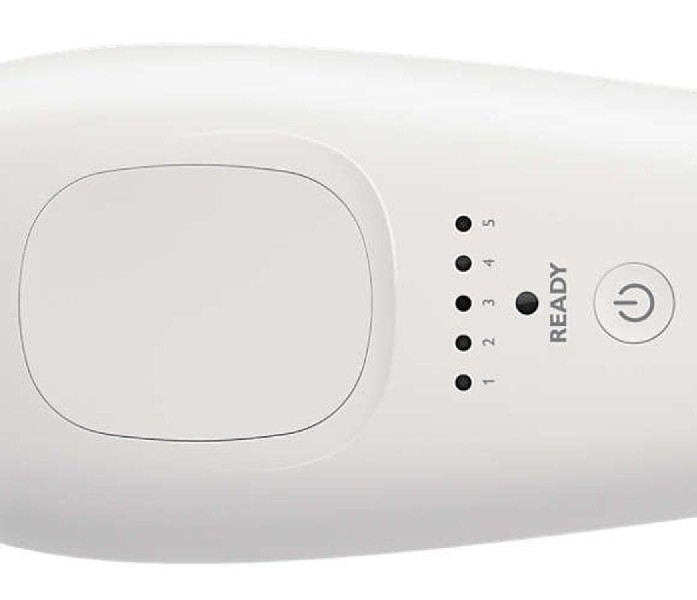 Un dispositivo de depilación IPL blanco con múltiples luces que indican la intensidad y una luz de preparado.