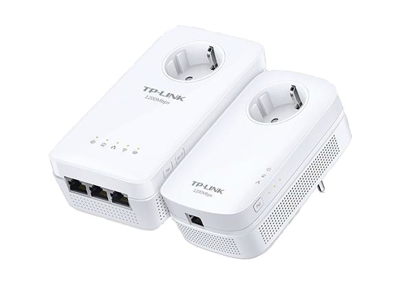 Dos adaptadores PLC TP-Link blancos, uno con cuatro puertos Ethernet, el otro con uno solo.