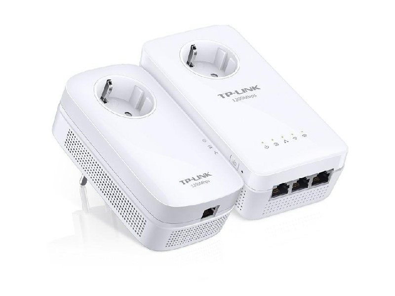 Dos adaptadores TP-Link Powerline blancos. Uno tiene enchufe, el otro puertos Ethernet.