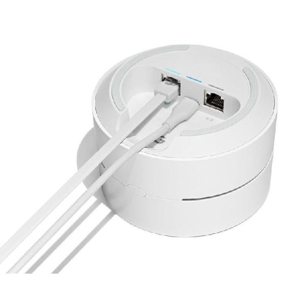 Un router Google Nest Wifi blanco con dos cables Ethernet blancos enchufados en la parte trasera.