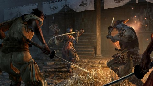 Varios guerreros luchando con espadas. Una escena de un videojuego.