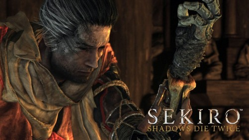 Un hombre sosteniendo una espada del videojuego 'Sekiro: Shadows Die Twice'.