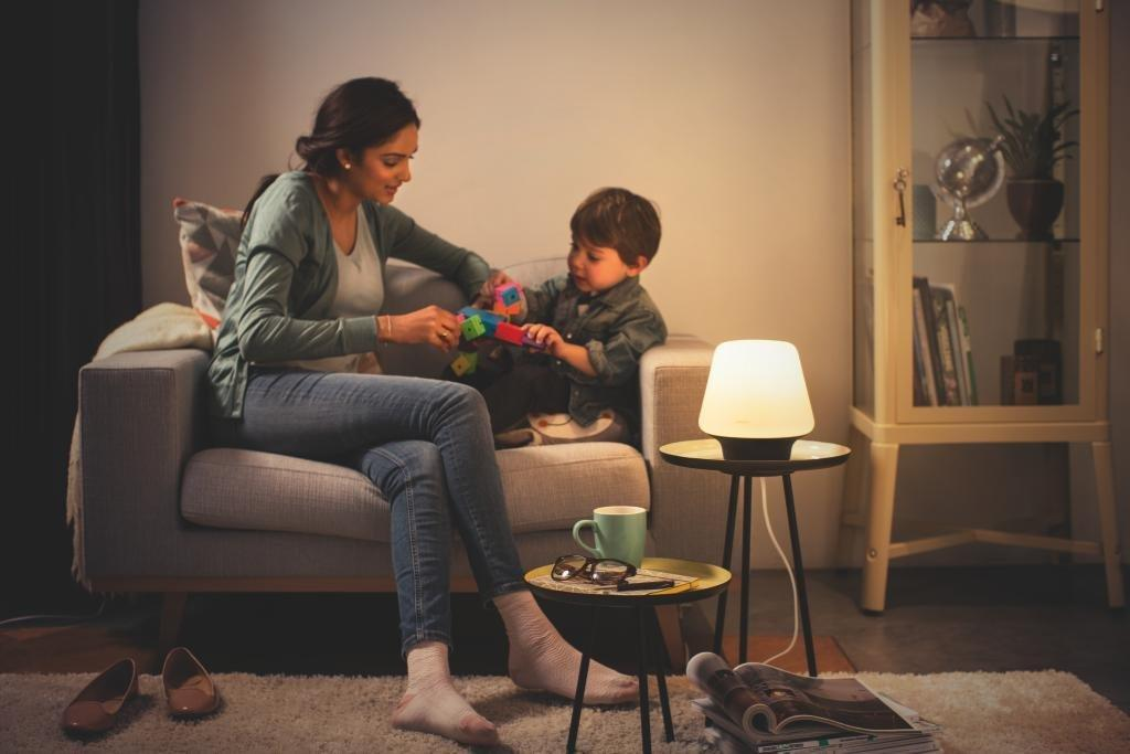 Lámpara de mesa - Philips Hue Wellness, LED inteligente con mando, Luz blanca de cálida a fría, Domótica