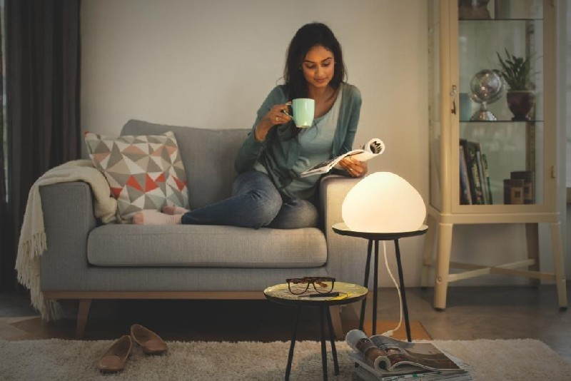Lámpara de mesa - Philips Hue, LED inteligente blanca con mando, Luz blanca de cálida a fría, Domótica