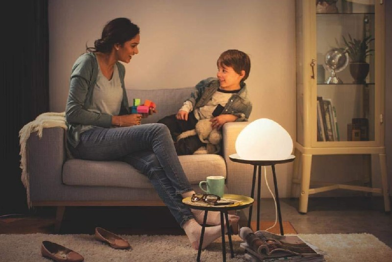Lámpara de mesa - Philips Hue, LED inteligente blanca con mando, Luz blanca de cálida a fría, Domótica