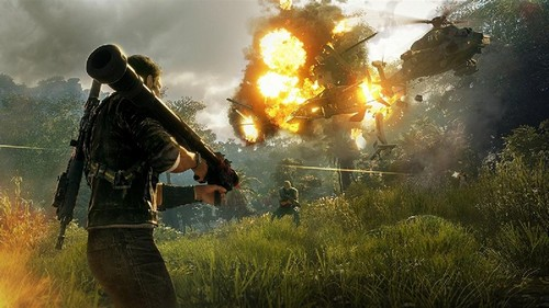 Escena de acción de un videojuego, explosión y soldados con armas en un entorno selvático.